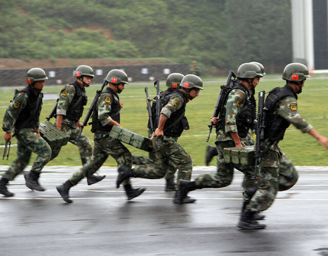 7月2日,武警凉山支队特战队员在比武竞赛中.李结义摄