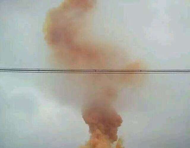 中国长征火箭助推器残骸坠落山头 冒出黄色浓烟