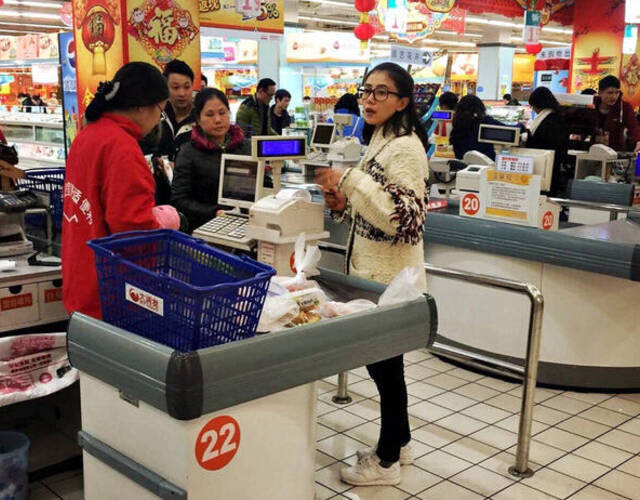 近日,有网友在微博曝光了一组高圆圆独自现身超市购物的照片.