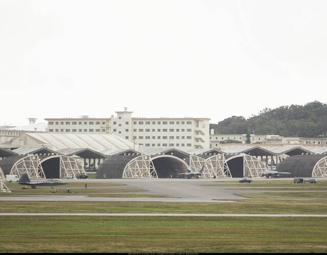 近日,在冲绳旅游的中国网友造访了嘉手纳空军基地和那霸基地,拍摄到了