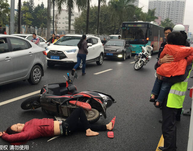 正是上班时间,深圳宝安福永和沙路一女子带小女儿骑电动车不慎摔倒