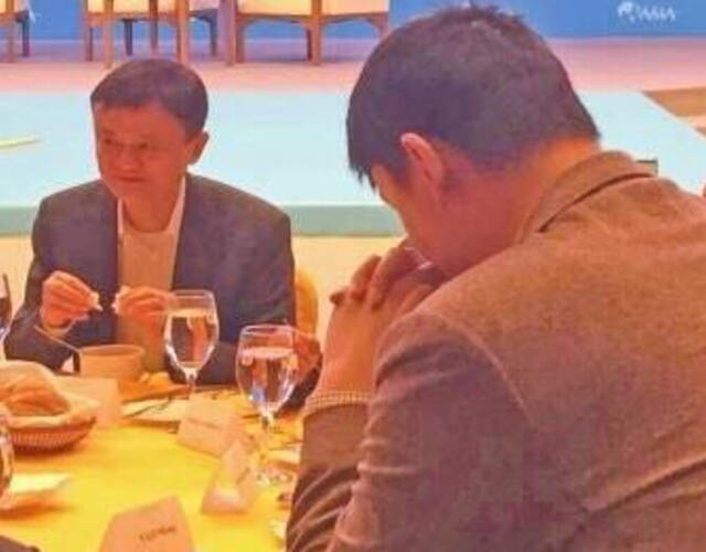 姚明马云同框的感觉是这样的