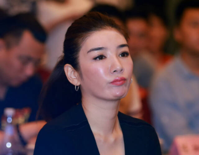 黄奕台下不停玩自拍 身材发福面容僵硬