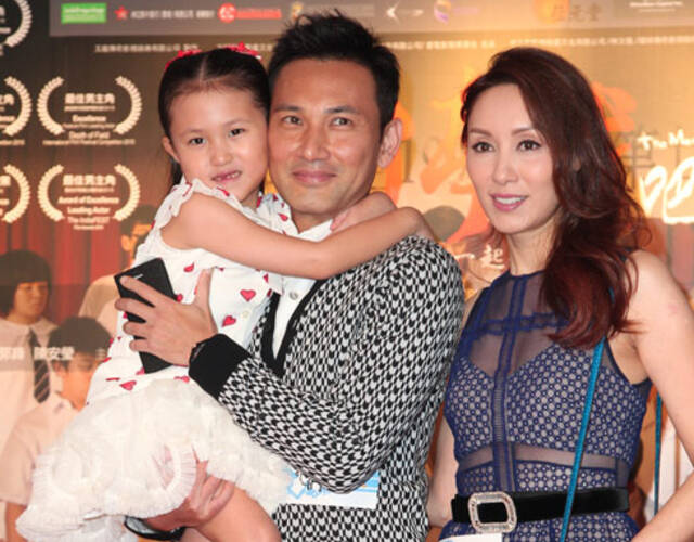 林文龙夫妇趁着女儿上学享受二人世界 郭可盈挽着老公手臂逛街图片