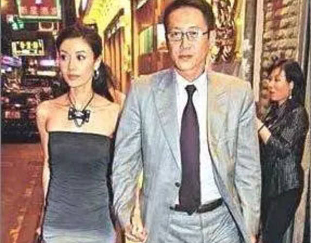 2005年,李嘉欣被撞破与前丰裕兴业国际主席庞维仁密会,虽然男方是有妇