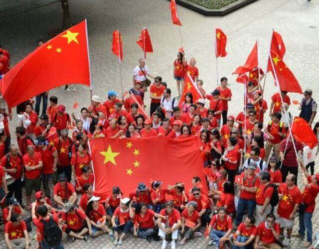 10月2日,香港,由200余名香港爱国爱港人士组成的组织和平论坛,身穿