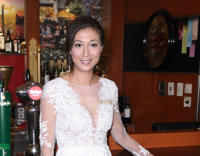 吴绮莉穿白婚纱性感爆棚