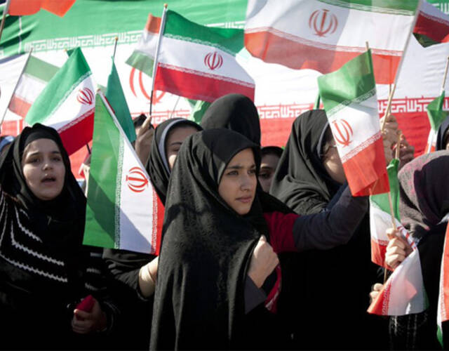 图为伊斯兰革命爆发前的伊朗男女青年.