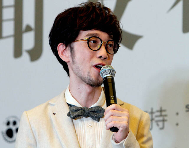 周传雄大病初愈现身天津 身材暴瘦成纸片人