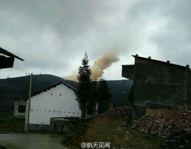 中国长征火箭助推器残骸坠落山头 冒出黄色浓烟