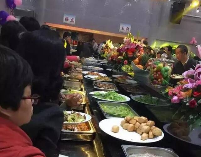 厦大食堂推出豪华自助餐 2天被学生吃垮