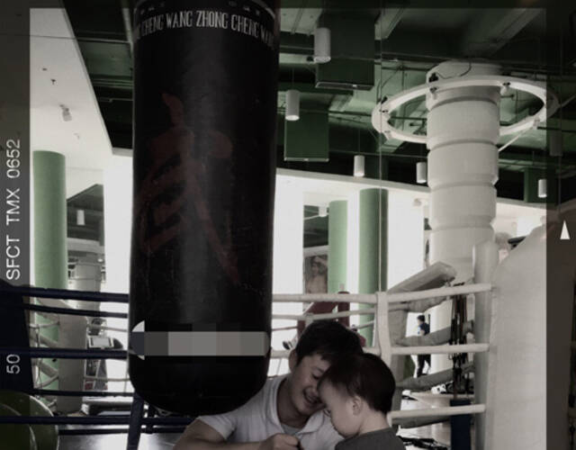  吴京教儿子练拳击 (6)图片  吴京教儿子练拳击 (6