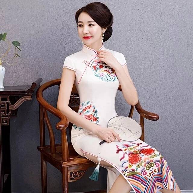 从中国水墨画中走出的旗袍美女