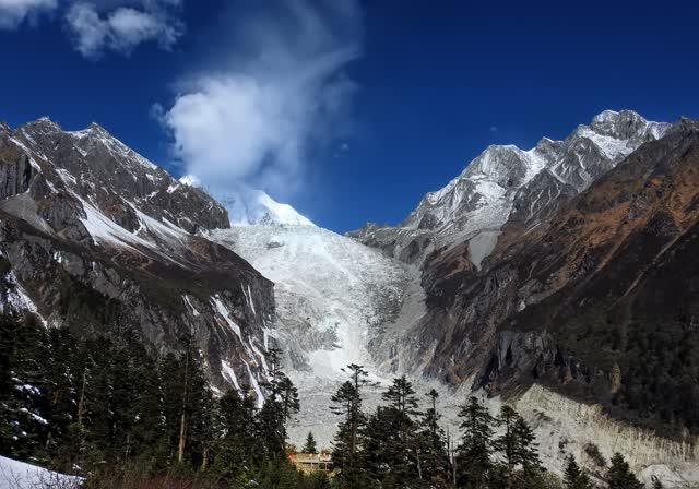 国家5a级风景名胜区海螺沟地质冰川森林公园是近距离欣赏蜀山之王贡嘎