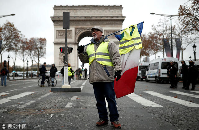 法国黄背心全国集会在巴黎举行 示威者占领