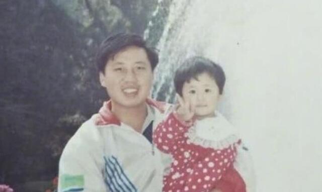 邓伦的父母图片