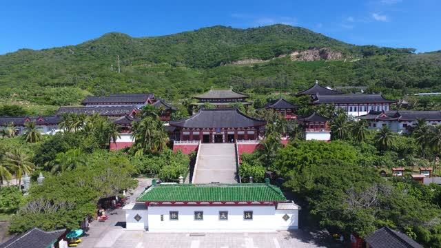 钟罄齐鸣、佛号长诵。盛唐建筑风格的南山寺,坐落在海南最大规模的国家5A级旅游景区内。南山寺背山面海,鳞次栉比,错落有致;暮鼓晨钟,梵音缭绕,大气沉雄,主要建筑有仁王门、兜率内院、钟鼓楼、转轮藏、东西配殿、金堂等建筑群,总面积超过4万平方米,由西逝佛教大德赵朴初先生亲自选址,是中国南部最大的佛教道场。
