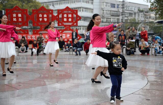 今天去看跳广场舞的听到一首歌歌词大概是,哦,哦哦哦,我的爱情里,哦 哦哦哦, 我的…… 还有