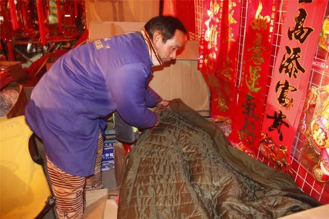 男子吃住街头卖春联 每天站立十五小时