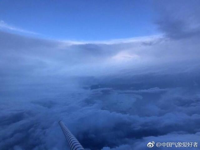 台风风眼里能看到太阳?美国飞机冲进风暴中心