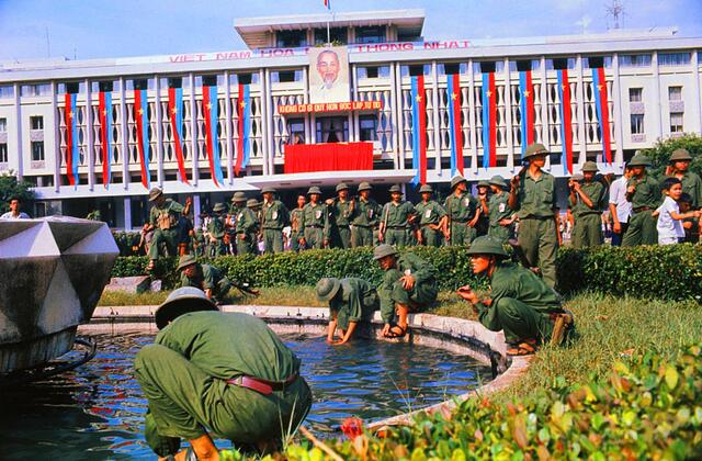 在敌人总统府洗脚:北越战士攻克西贡，胜利一刻的感觉真心爽!