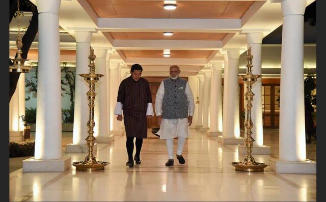 11月初,莫迪老仙与近邻不丹客人相谈甚欢