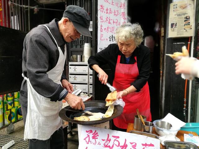 杭州退休老太街头摆摊卖小吃,10元一份化身