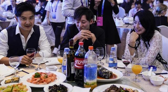 2017国际泳联年度颁奖晚宴 郭晶晶喝52度白酒