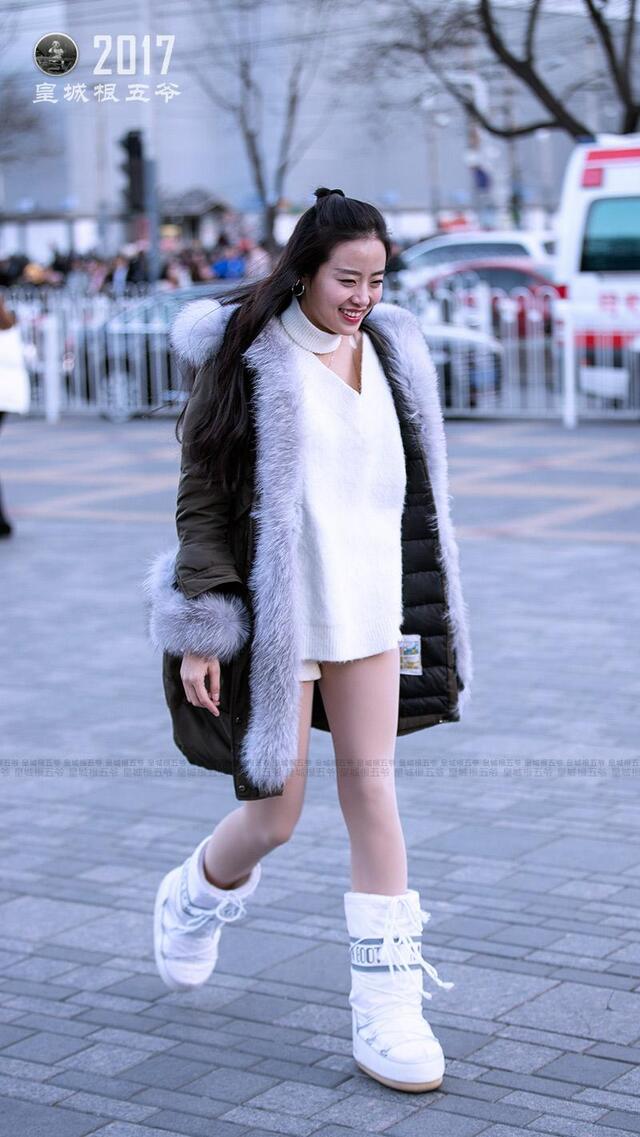 冬季街拍:一个疯狂又时尚的城市 美女不畏严寒将露腿进行到底