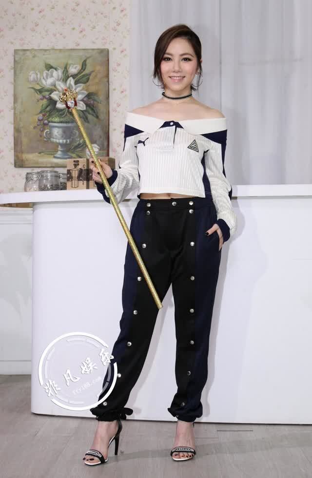 福利到了!邓紫棋一身白色漏肩衣服参加台北演