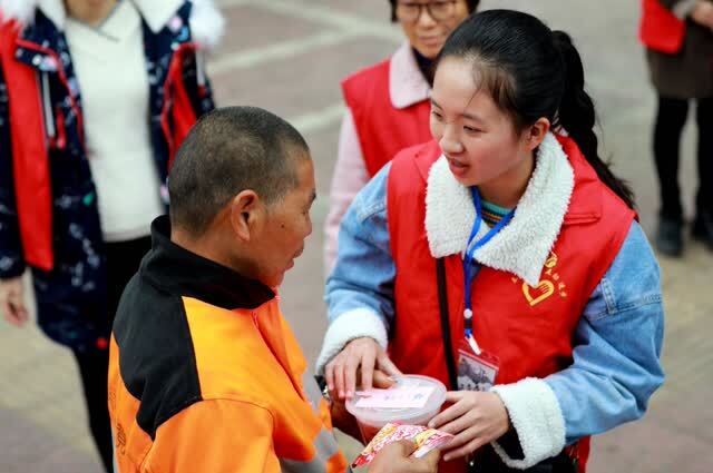 暖冬行动!兵哥志愿者街头送腊八粥 清洁工热泪