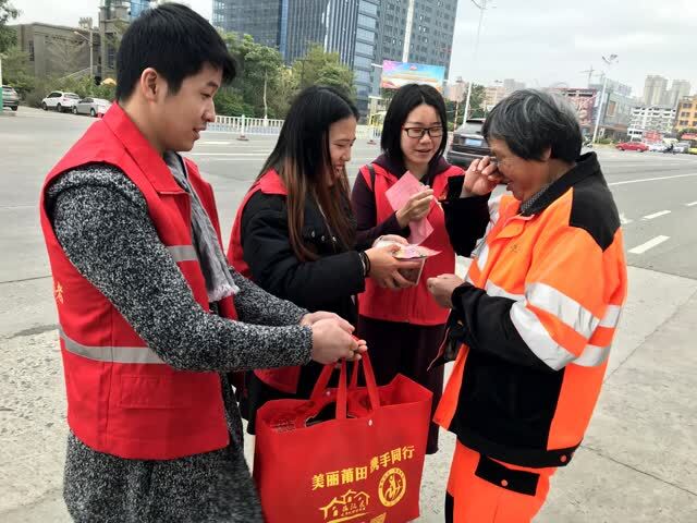 暖冬行动!兵哥志愿者街头送腊八粥 清洁工热泪