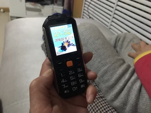 6旬母亲用老年手机不会存通讯录,记脑子里的1