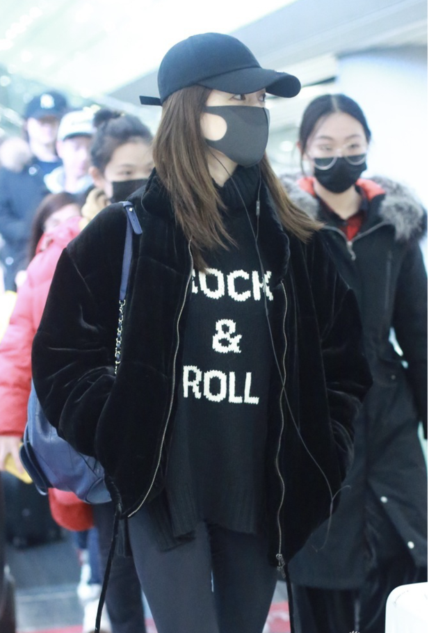 江疏影全黑LOOK现身机场,大秀麻杆腿!