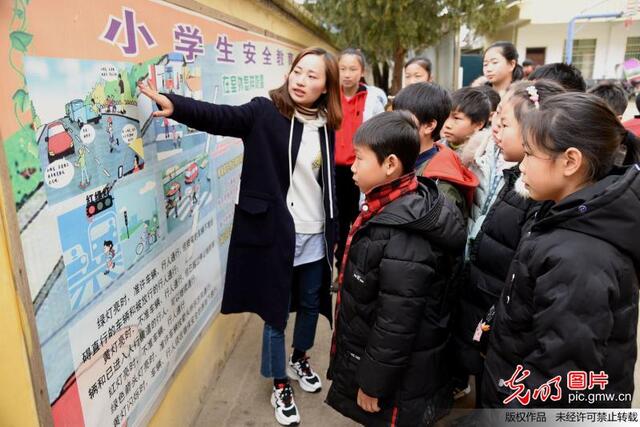 【光明图刊】中小学迎来开学季:年味浓浓 希望