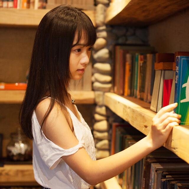 日本零零后清纯素颜刘海小美女