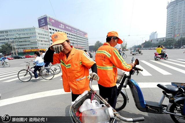 夫妻租6平米地下室蜗居做环卫工 每天20趟清扫