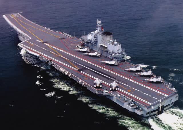 中国海军“辽宁”航空母舰与歼-15合练 训练强度很高