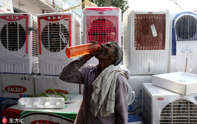 45度高温天横扫印度北部 女孩街头喝自来水降