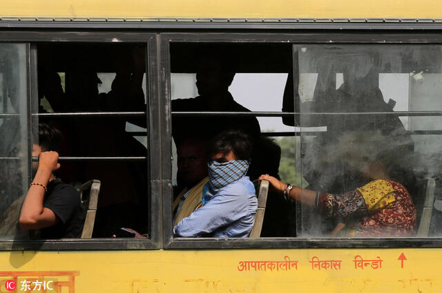 45度高温天横扫印度北部 女孩街头喝自来水降