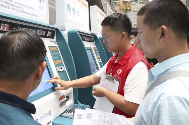 这家医院有7000名志愿者,年纪最大的83岁,是位