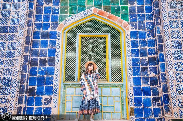 美女旅行家只身游喀什古城 街头女子孩童微笑