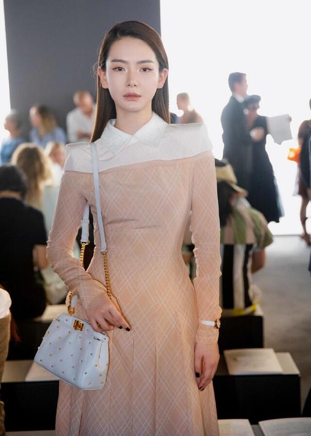 戚薇现身巴黎时装周 身穿裸粉色连衣裙 难得的