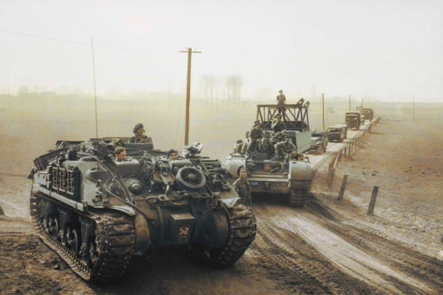 老照片:在德军枪口下,举起双手的波兰儿童脸上