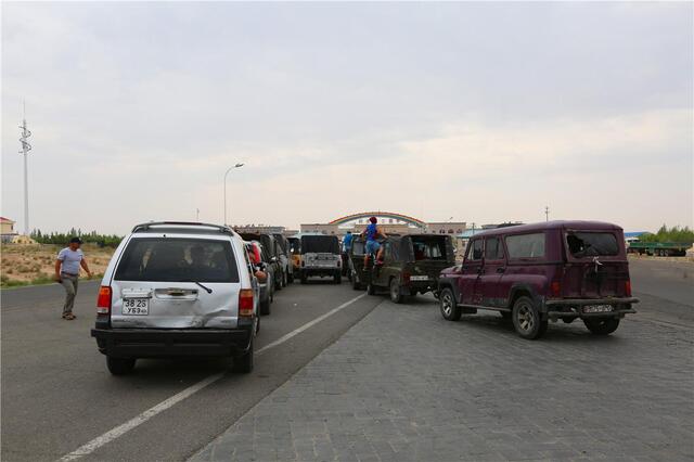 蒙古国经济复苏 来中国购物车辆排长龙 后车顶