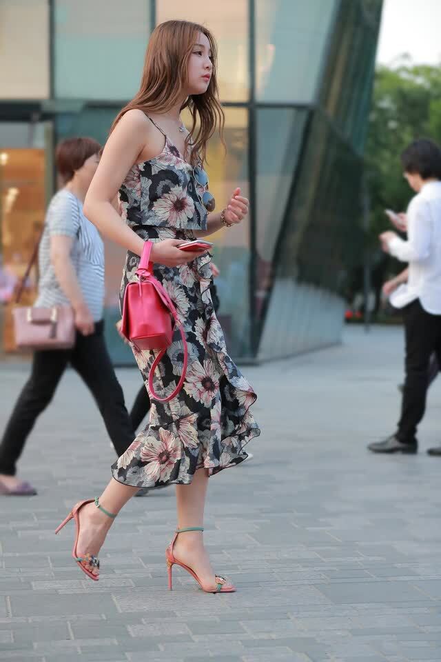 极品街拍 | 长裙细跟凉高脚型很美