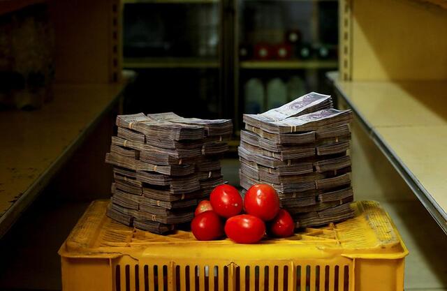 委内瑞拉通货高涨，买一公斤西红柿要两大摞钞票