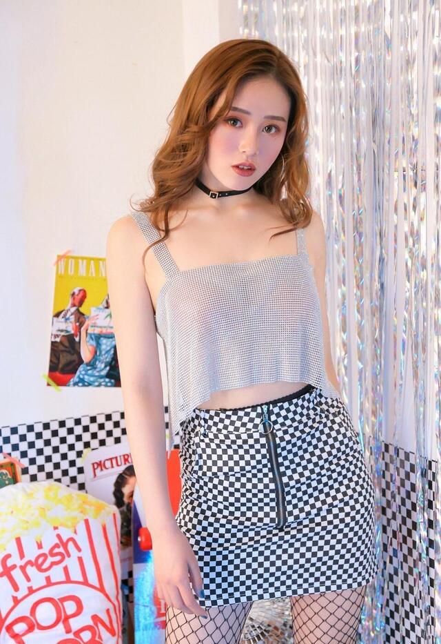 网红性感穿丝袜渔网风情万种,美女迷人性感有型拍卷轴上古5曲线衣服凹凸mod图片