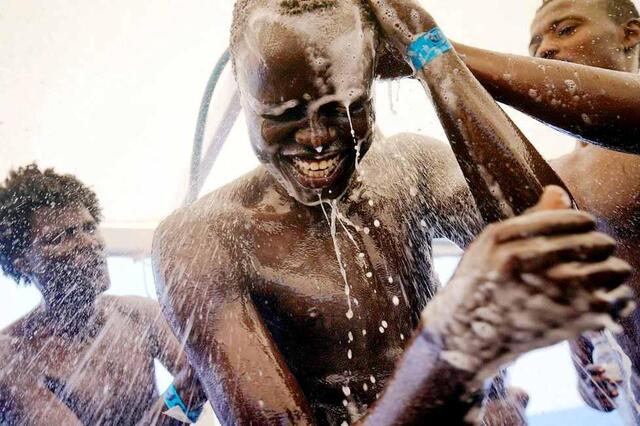 非洲黑人难民乘船偷渡,翻船获救,将送往欧洲,笑