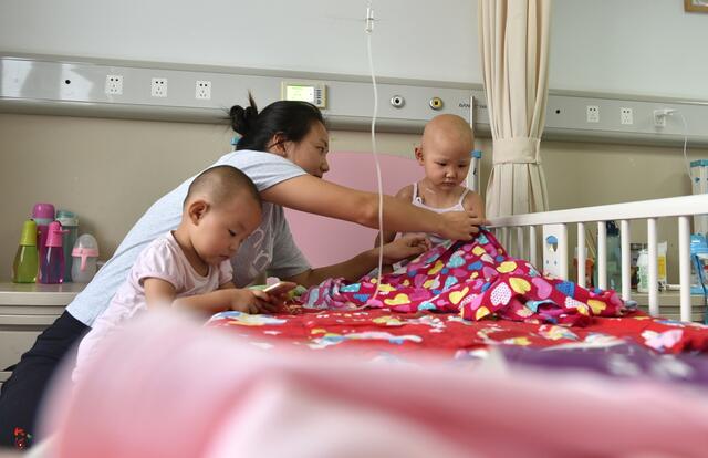 4岁女儿患罕见病待救命,不料家庭又遭厄运,她